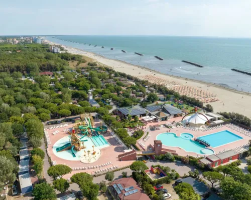 Overview pools and beach at Roan camping Spiaggia e Mare.