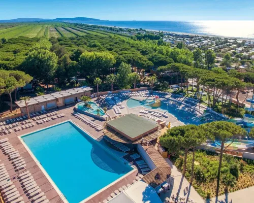 Overview photo of swimming pool at Roan camping Le Castellas.