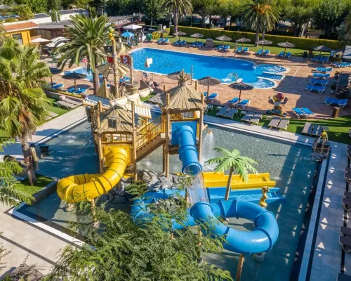 Overview of the swimming pool at Roan camping La Masia.