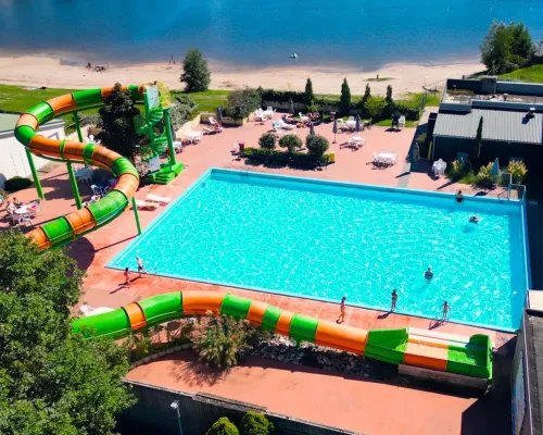 The outdoor pool with slide at Roan camping De Schatberg.