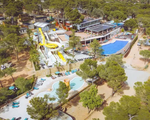Overview of pools and green surroundings of Roan camping Internacional de Calonge.