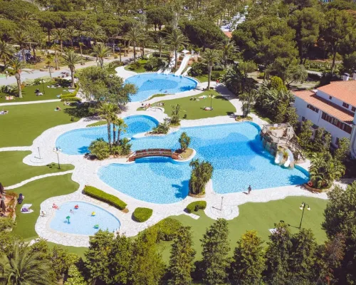 Overview pool and paddling pool at Roan camping Playa Montroig.