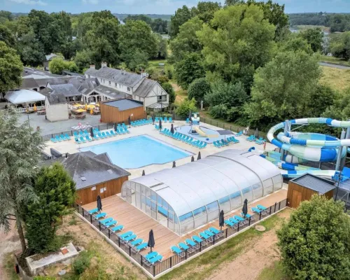 Campsite Domaine de la Brèche water park overview.