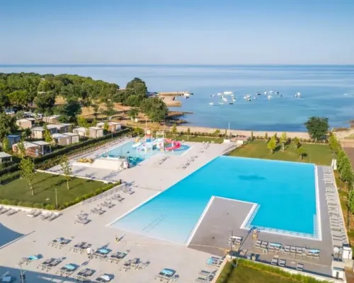 Swimming pool with children's pool and slides and bay at Roan campsite Park Umag.