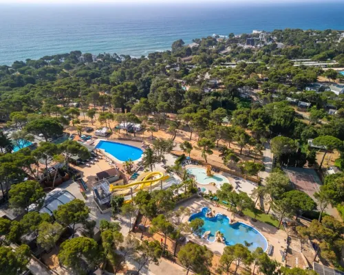 Overview of pools and green surroundings of Roan camping Internacional de Calonge.