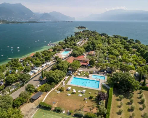 Overview of the swimming pool at Roan camping La Rocca Manerba.