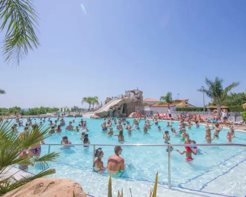 Overview of the swimming pool at Roan campsite Alannia Els Prats.