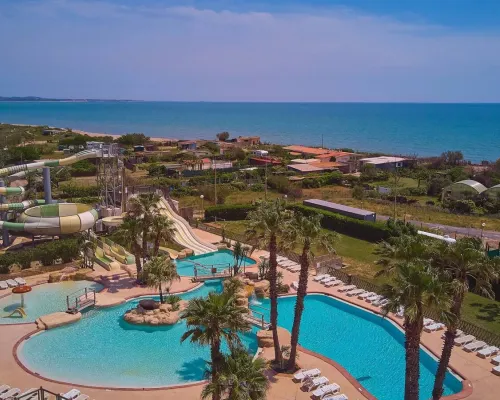 Overview of the beautiful swimming pool and sea view of Roan camping Le Petit Mousse.
