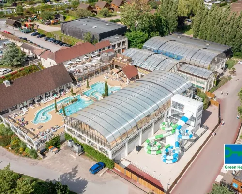 Overview of the indoor and outdoor pool at Roan campsite La Croix du Vieux Pont.