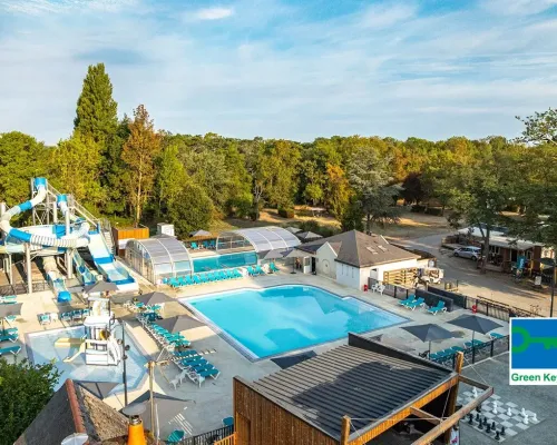Campsite Domaine de la Brèche water park overview.