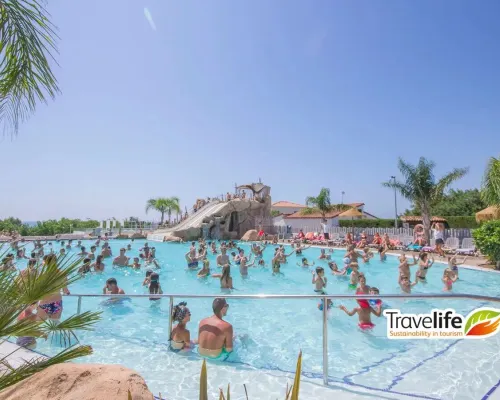 Overview of the swimming pool at Roan campsite Alannia Els Prats.