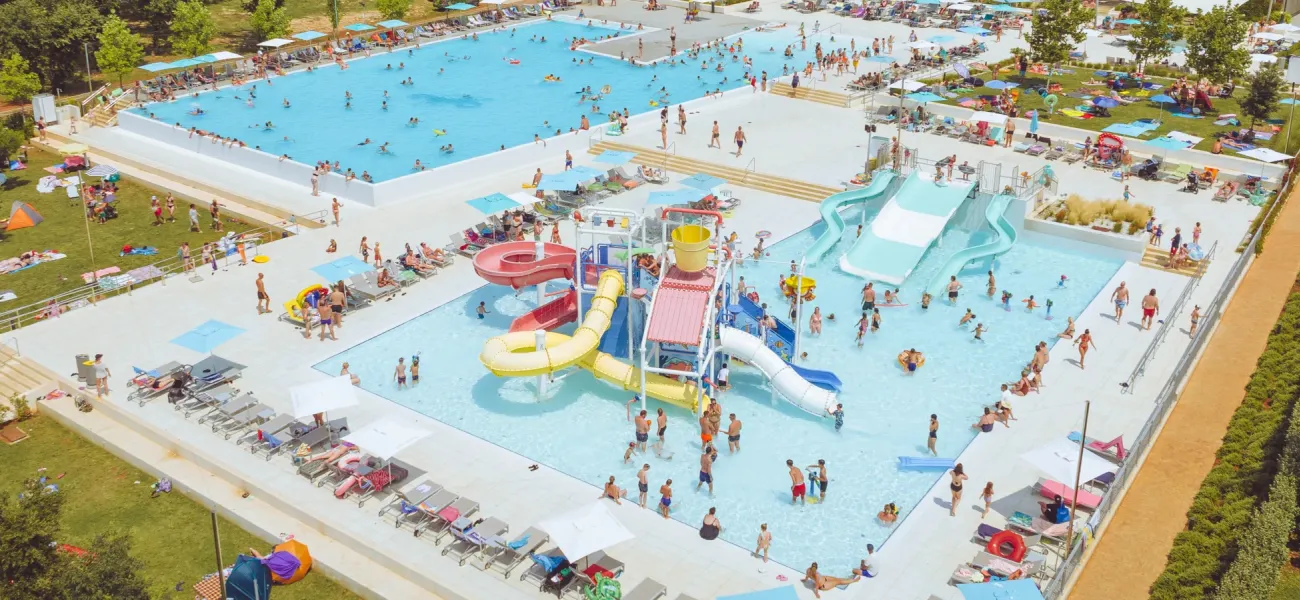 An overview photo of the swimming pool at Roan camping Park Umag.
