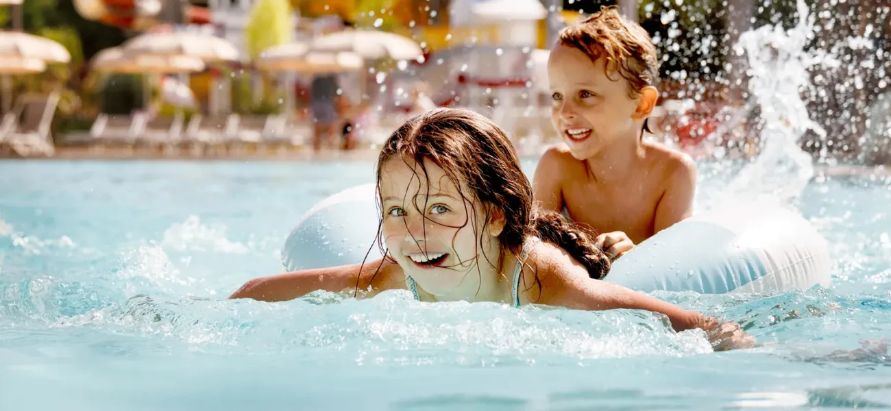 Children enjoying in pool of a Roan campsite.